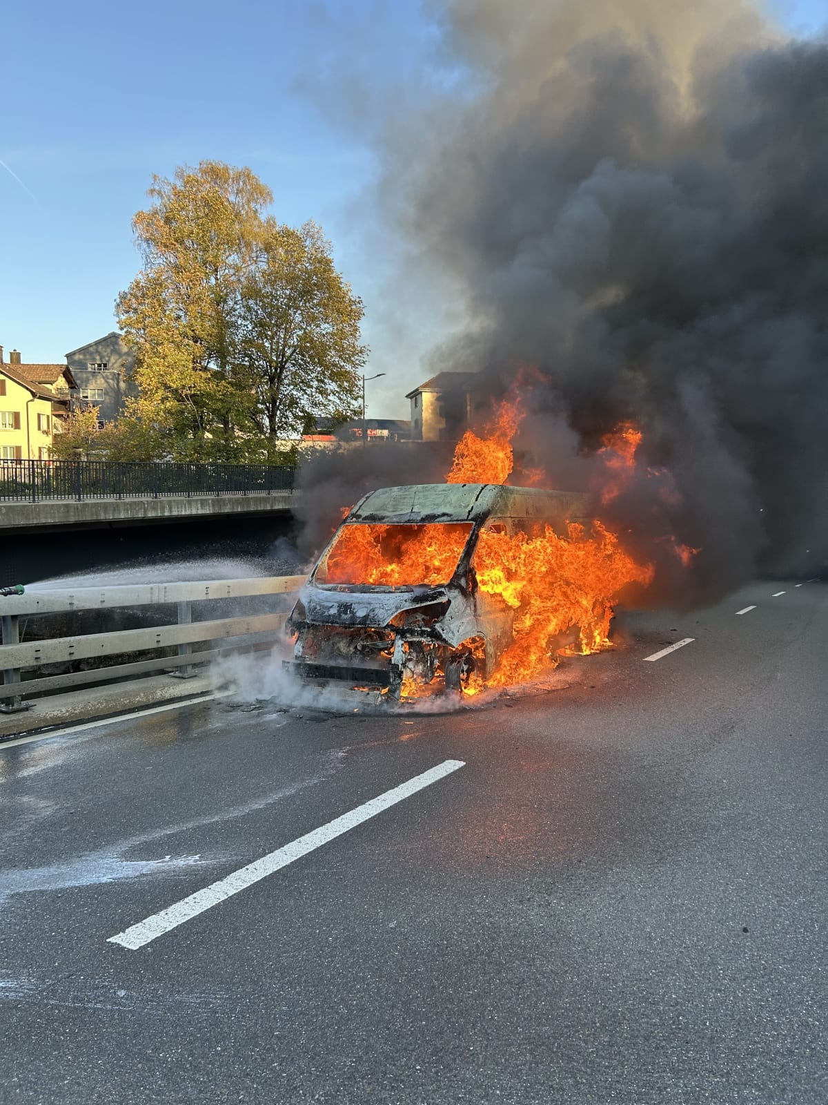 Schindellegi SZ – Lieferwagen gerät während Fahrt in Brand