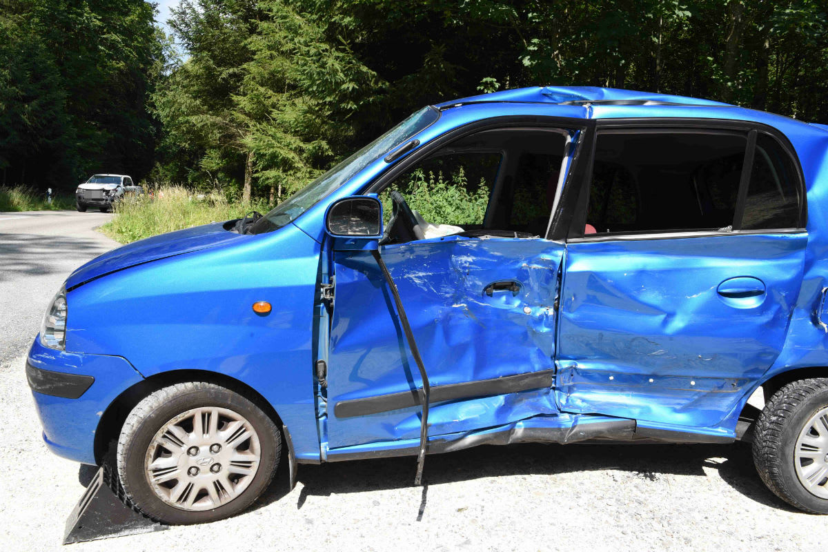 Subingen SO - Autolenkerin nach Kollision verletzt
