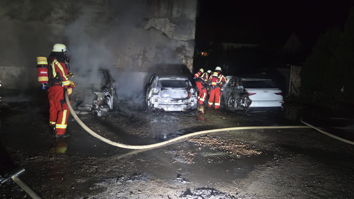 Hameln – Zeugen zu Brandstiftung an drei Autos gesucht