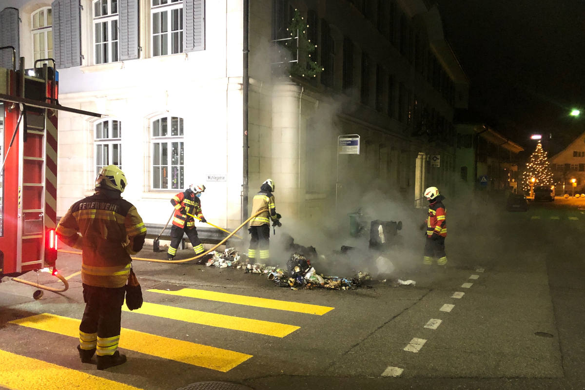 Balsthal SO – Vandalen zünden Container und Abfalleimer an