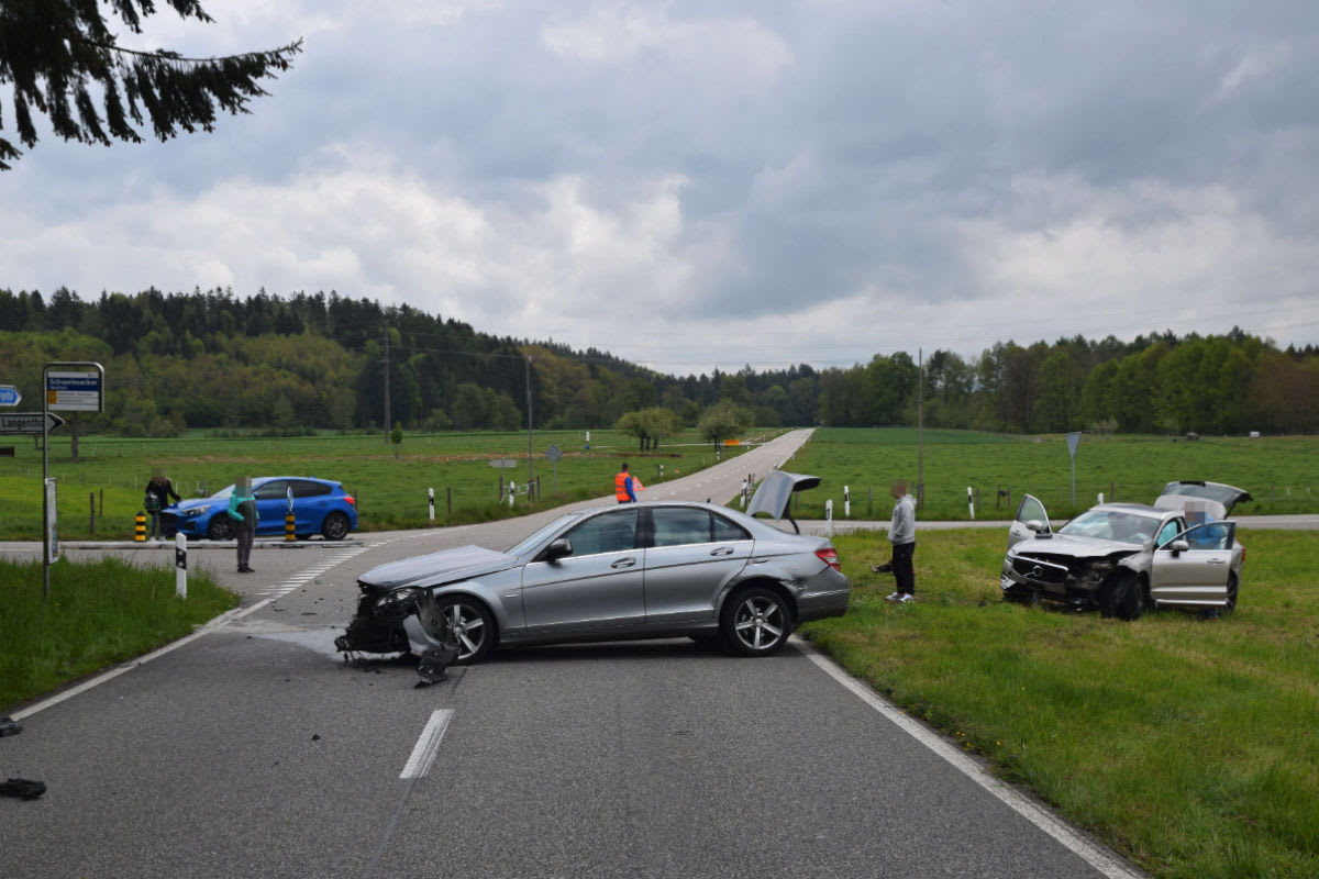Kestenholz SO - Verkehrsunfall mit drei beteiligten Autos