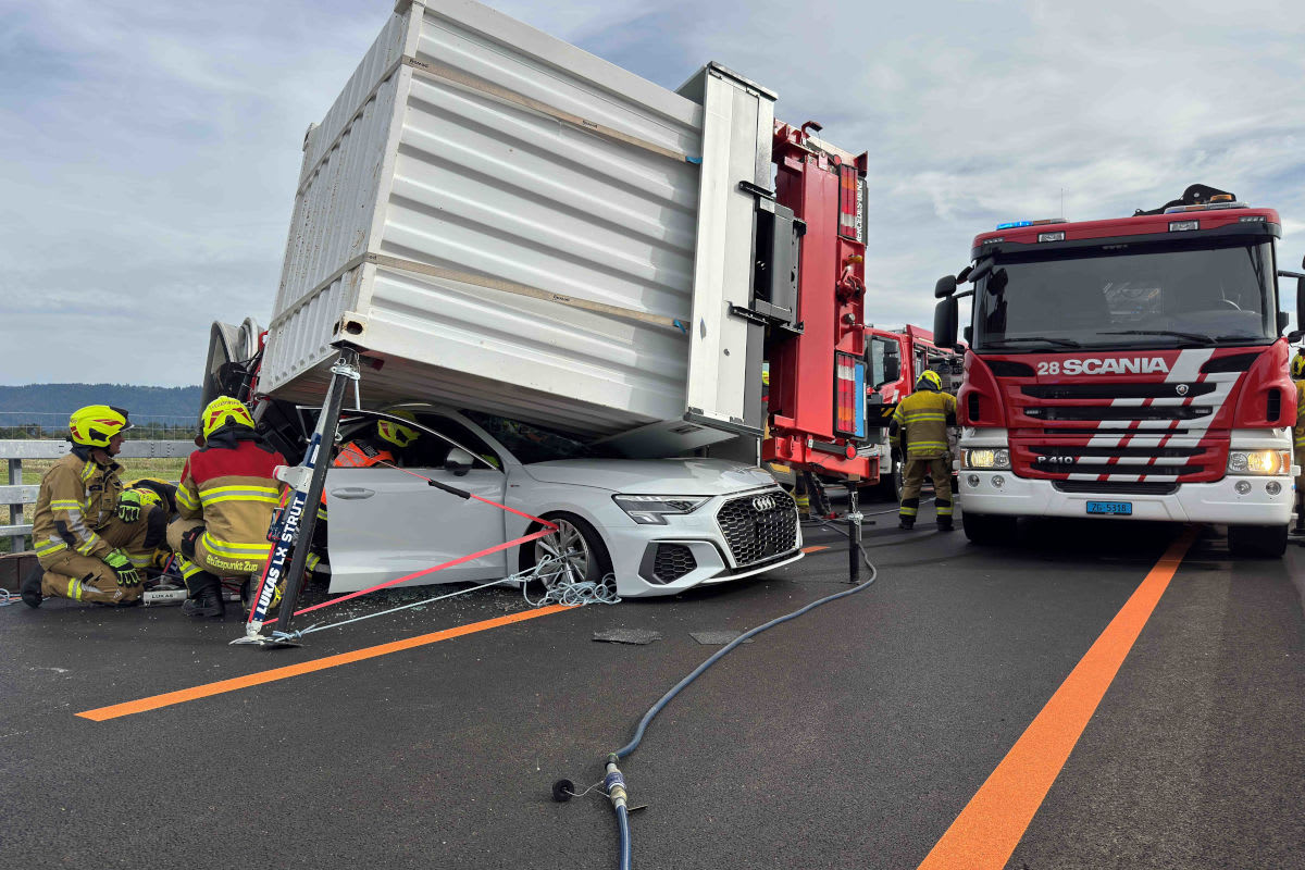 Schwerer Unfall auf A4 bei Hünenberg ZG – Lastwagen kippt auf Auto