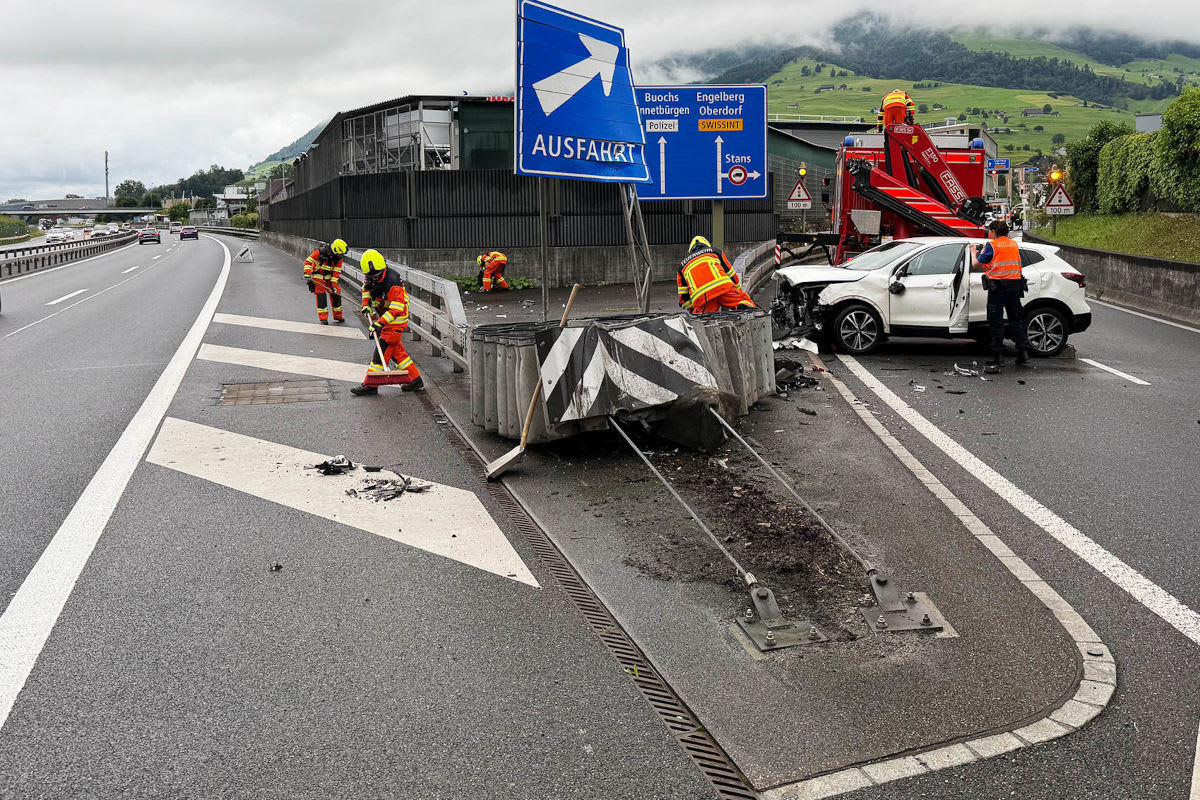 A2 Stans NW – Drei Verletzte nach Unfall mit Anpralldämpfer