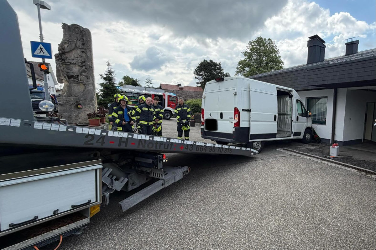 Unfall in Frankenmarkt – Auto kracht gegen Hausmauer