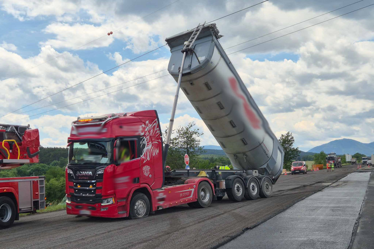 Neunkirchen – LKW gerät in Hochspannungsleitung