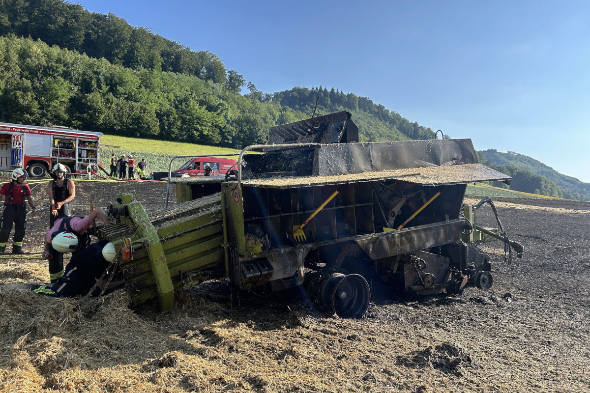 Hornussen AG – Ballenpresse löst Feldbrand aus