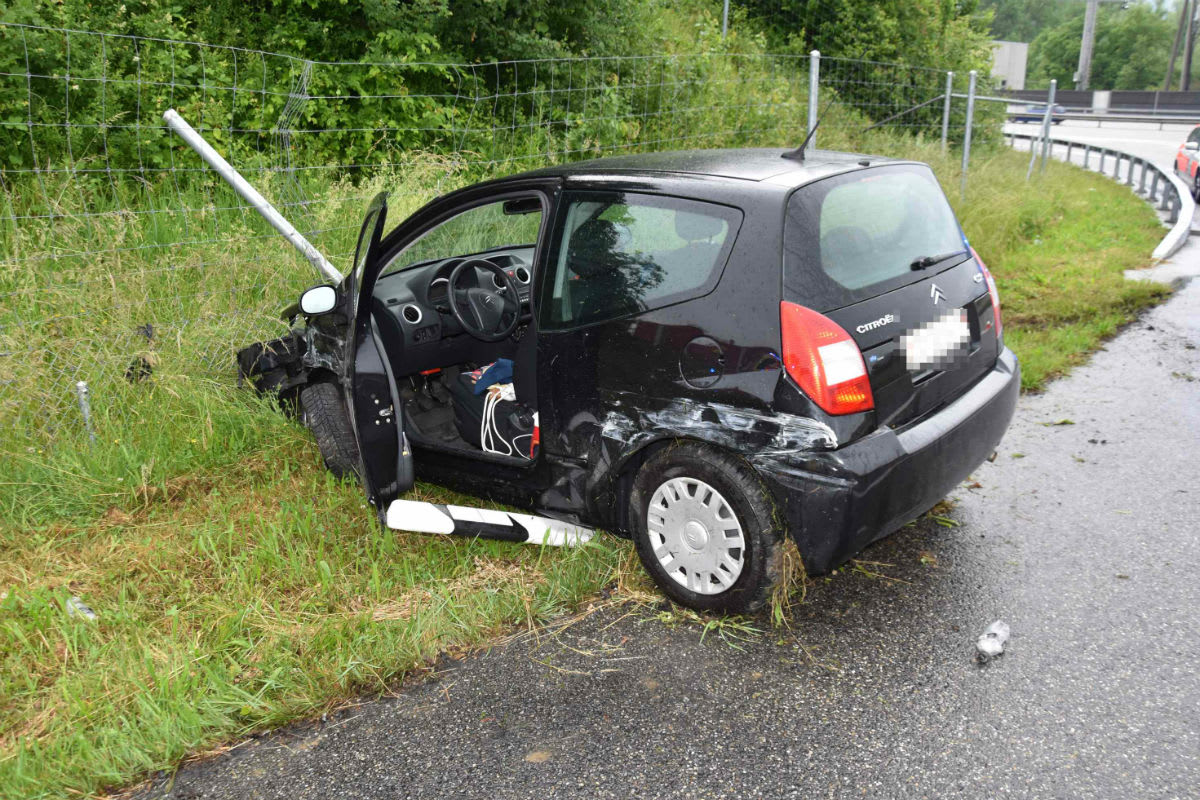 A1/Rothrist SO - Auto prallt gegen Leitplanke - Zeugenaufruf