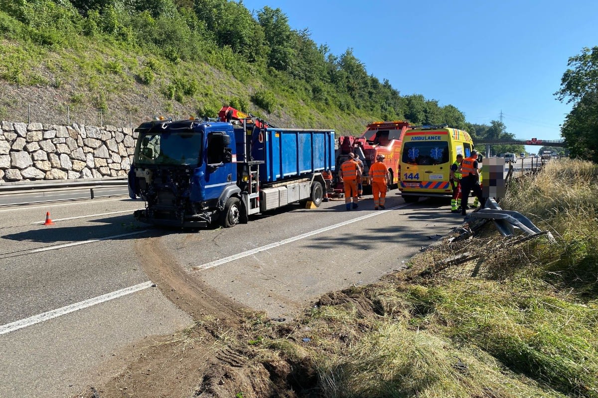 Hägendorf SO - Lastwagen durchbricht auf A2 Mittelleiteinrichtung und gerät auf Gegenfahrbahn