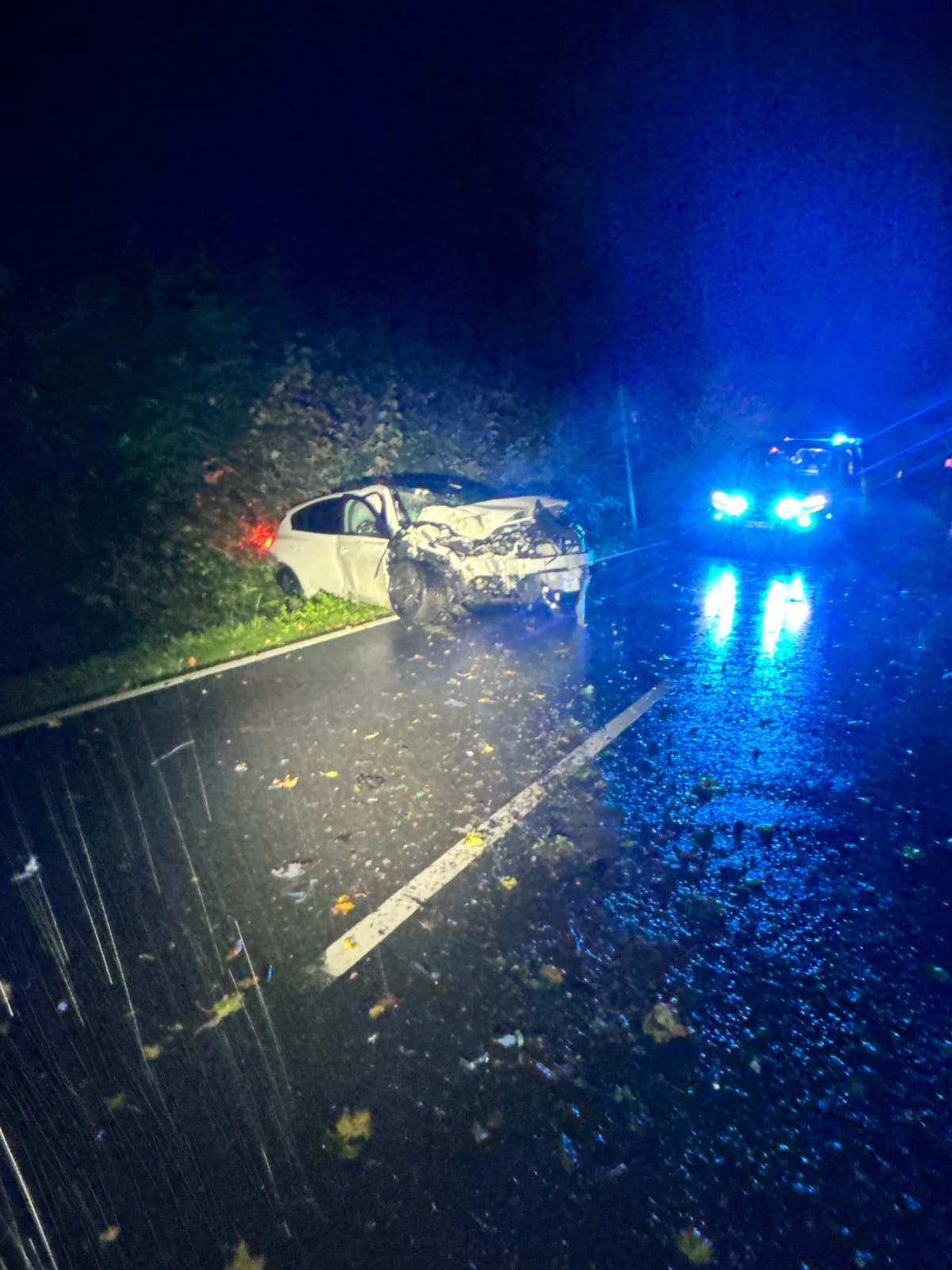 Radevormwald – Alkoholisierter Autofahrer (22) prallt gegen Baum