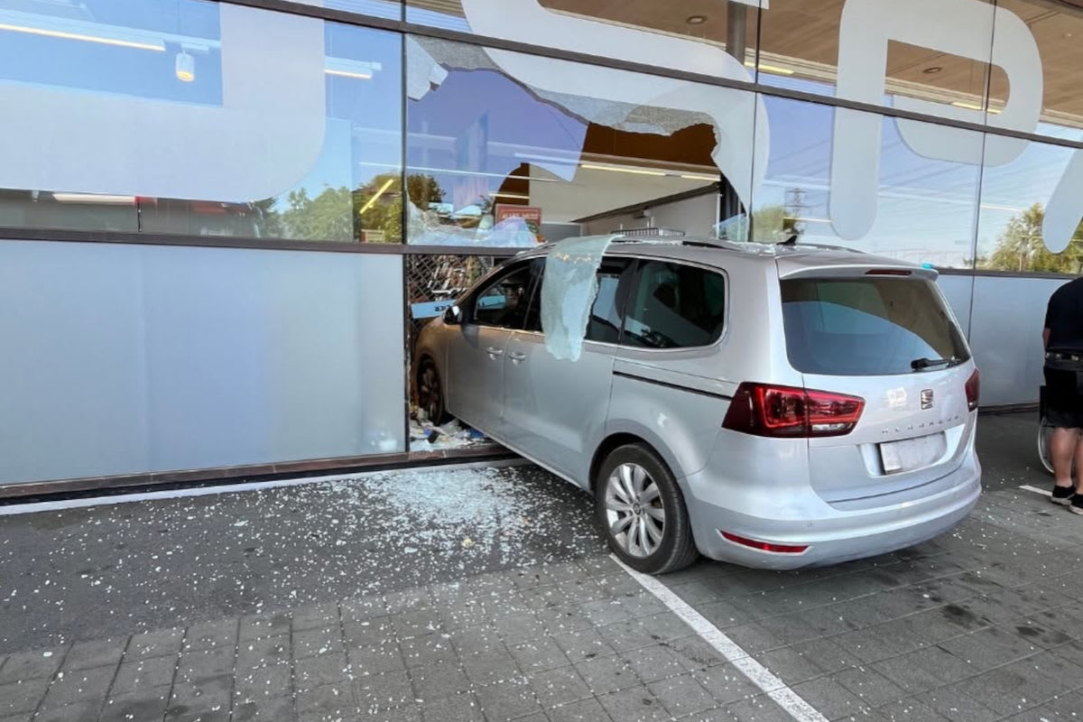 Unfall in Hohenems – Pkw fährt in Supermarkt