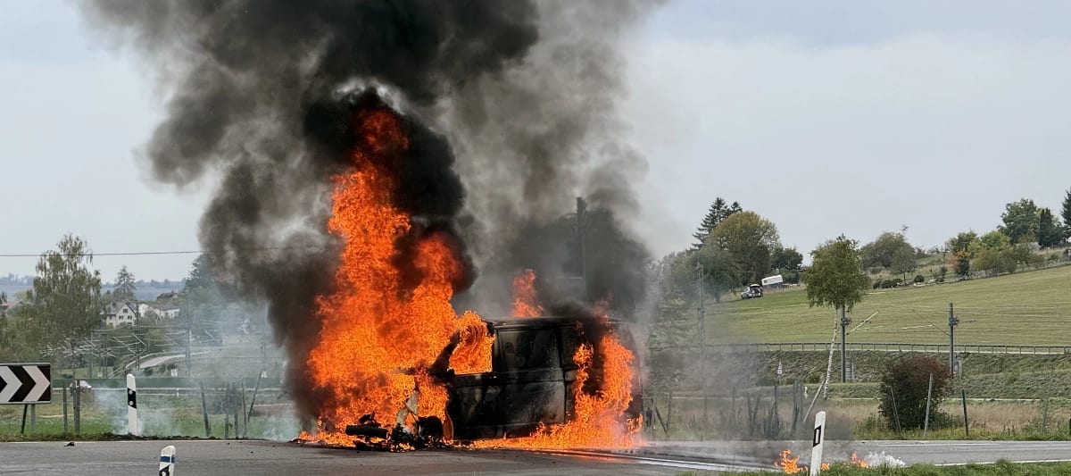 Neunkirch SH – Töff und Lieferwagen brennen nach Kollision aus