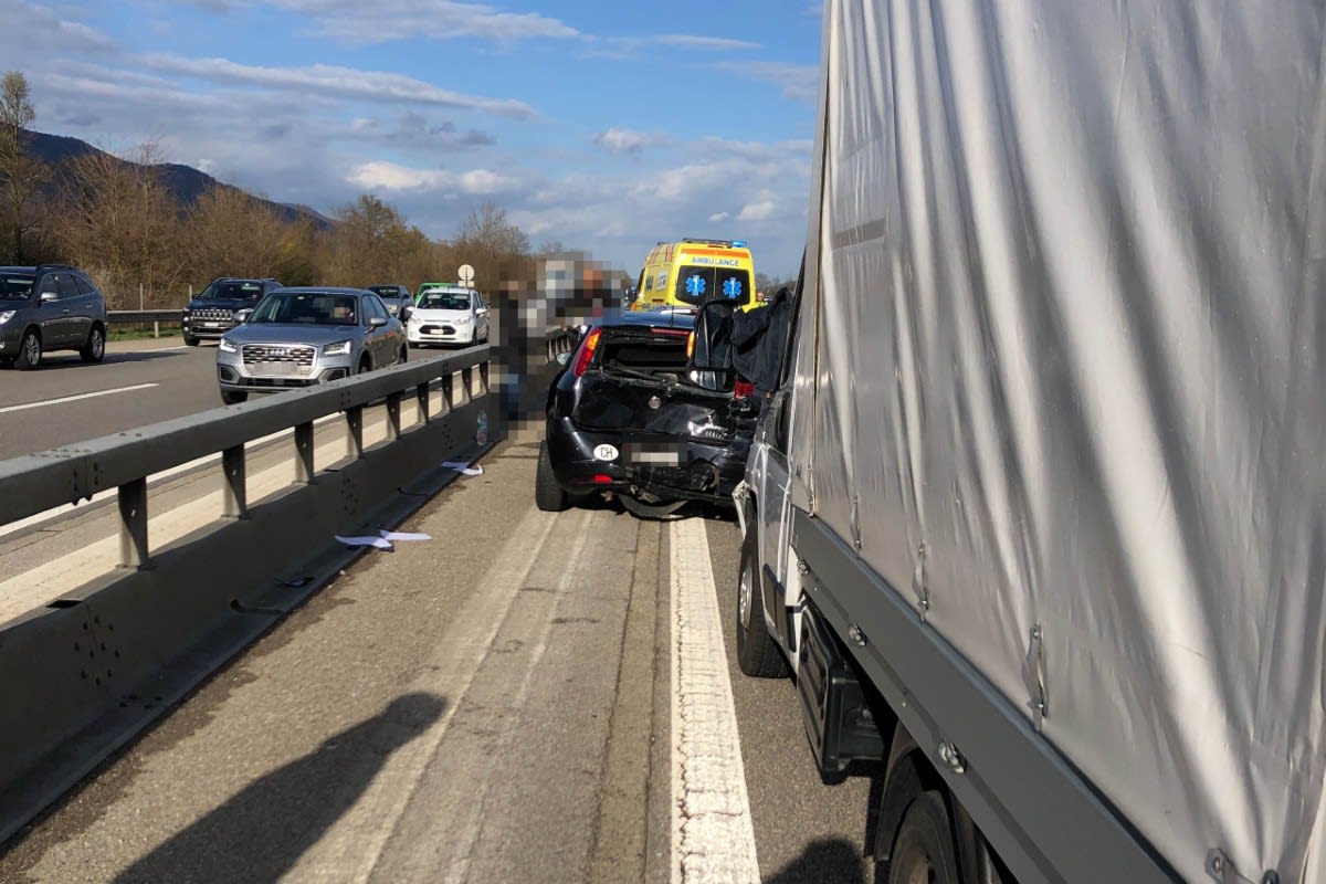 Kestenholz SO - Drei Fahrzeuginsassen werden bei Auffahrkollision auf der A1 verletzt