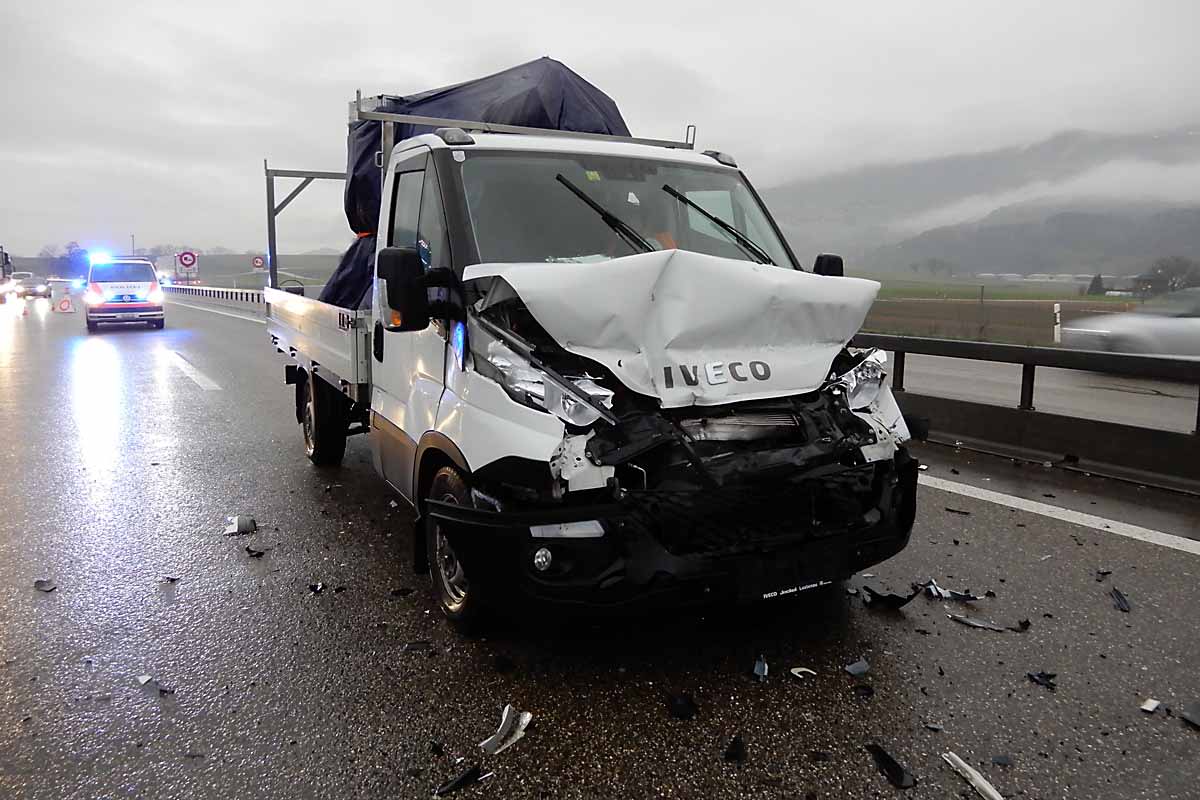 Heftiger Crash in Oberbipp SO - Auffahrkollision mit vier beteiligten Fahrzeugen