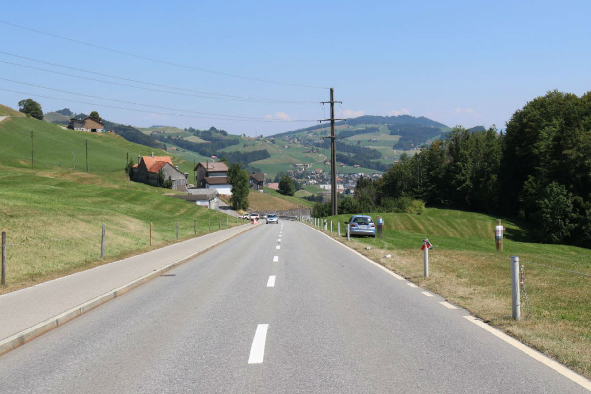Gontenbad AI  - Wegen Ablenkung von Fahrbahn geraten 