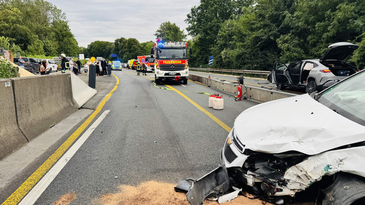 Mülheim an der Ruhr – Sieben Verletzte bei Unfall auf der A40
