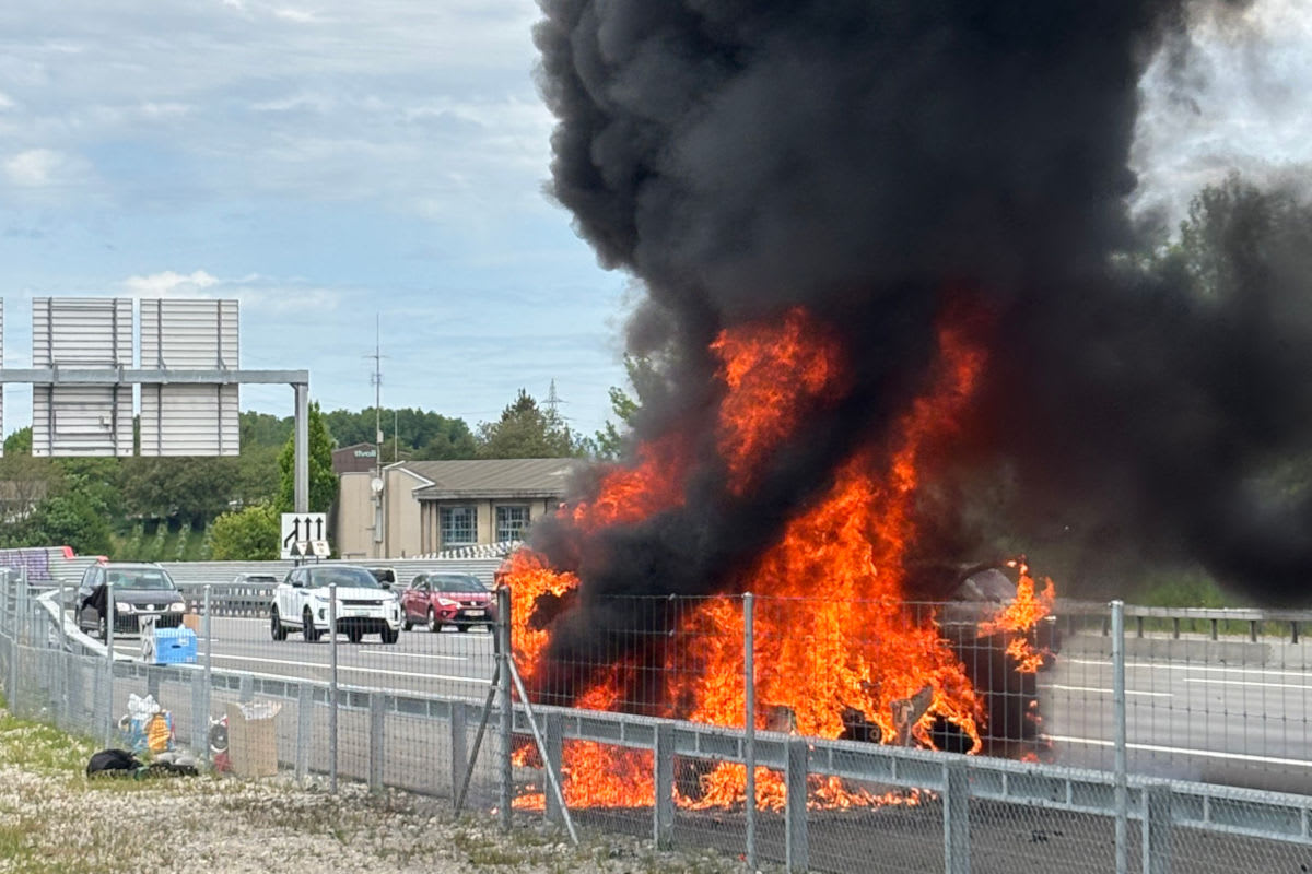 A1 Ittigen BE – Auto gerät auf Autobahn in Brand