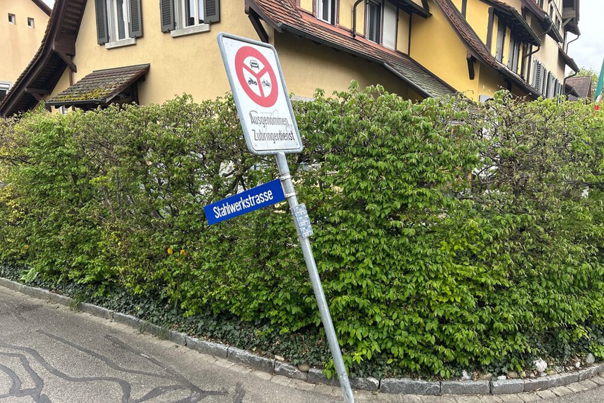 Schaffhausen – Unfallflucht nach Kollision mit Verkehrstafel