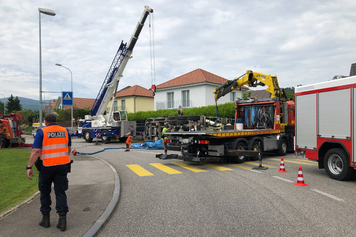 Boningen SO – Fahrmischer bei Selbstunfall gekippt