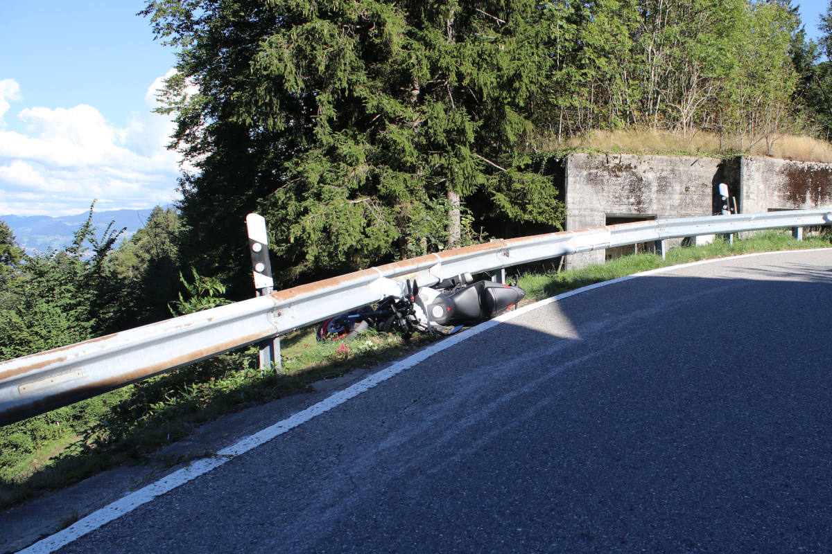 Oberegg AI – Mit Motorrad in Kurve gestürzt – 2 Personen verletzt