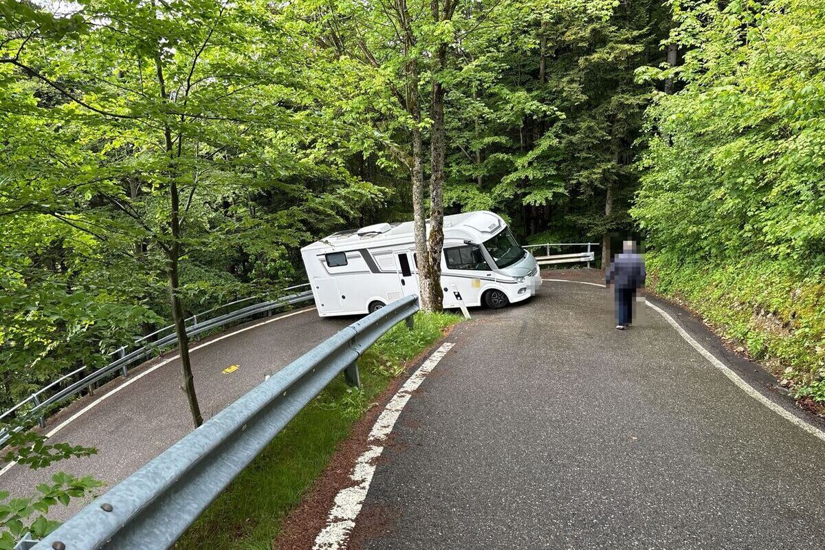 Welschenrohr SO – Wohnmobil bleibt in Kurve stecken