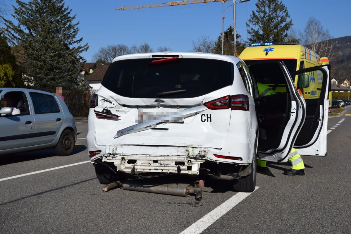 Balsthal SO - Zweimal Totalschaden vor Fussgängerstreifen – drei Personen verletzt