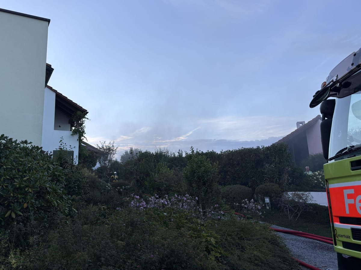 Pfaffhausen ZH – Brand greift von Küche auf Dach über