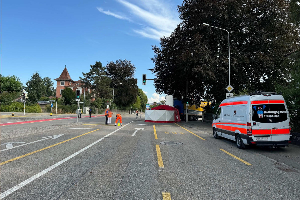 Stadt Solothurn SO - Lastwagen überrollt Fahrradlenkerin und verletzt diese schwer