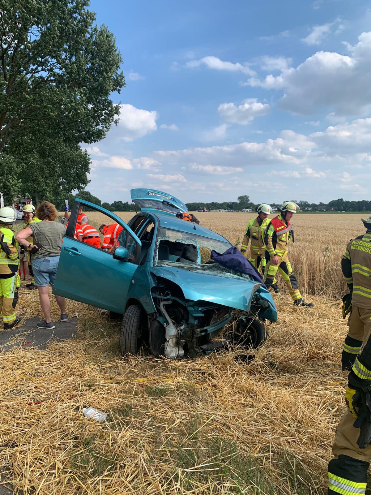 Meerbusch – Autofahrer nach Kollision mit Baum schwer verletzt