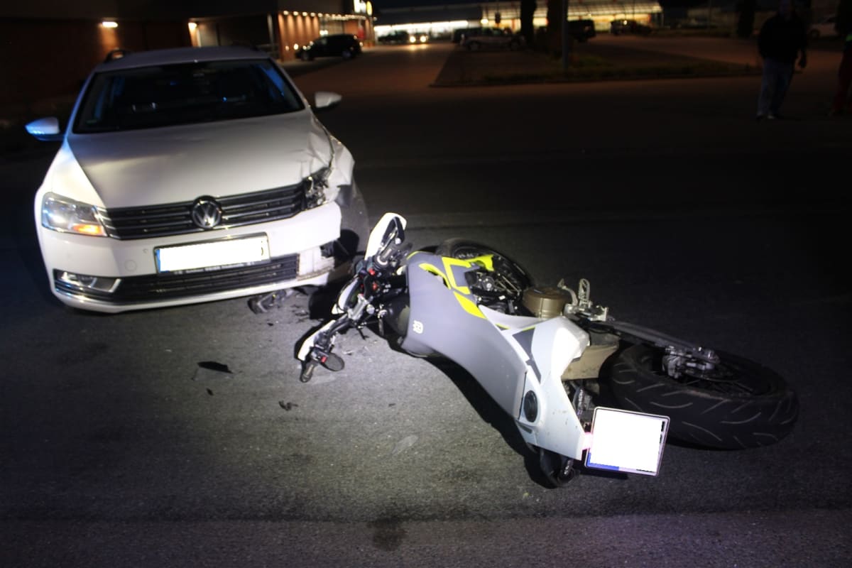 Petershagen – Motorradfahrer bei Unfall mit Auto schwer verletzt