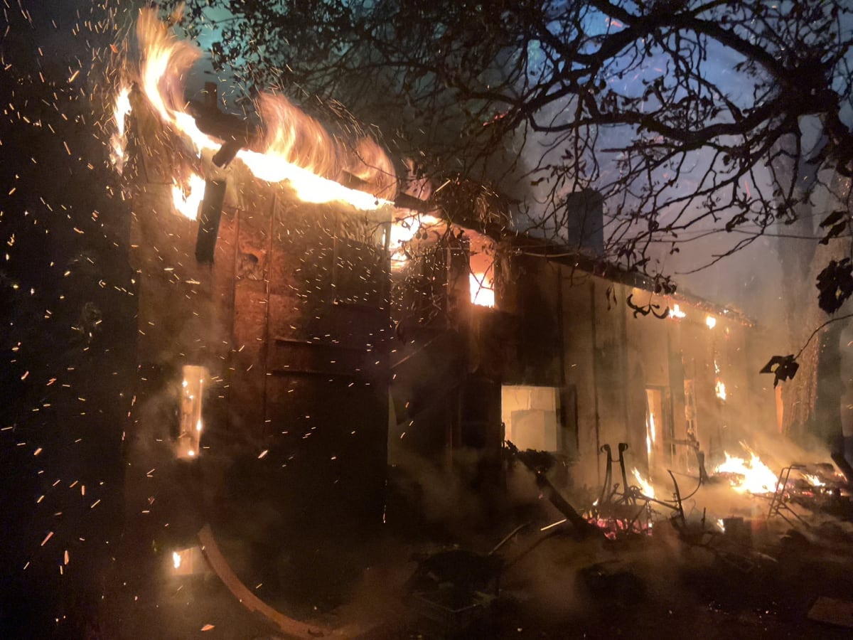 Dortmund – Einfamilienhaus bei Brand vollständig in Flammen