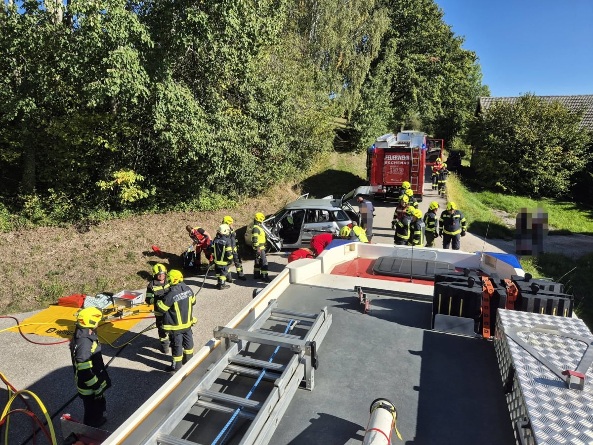 Neukirchen am Walde – Schwerer Unfall zwischen Pkw und Traktor