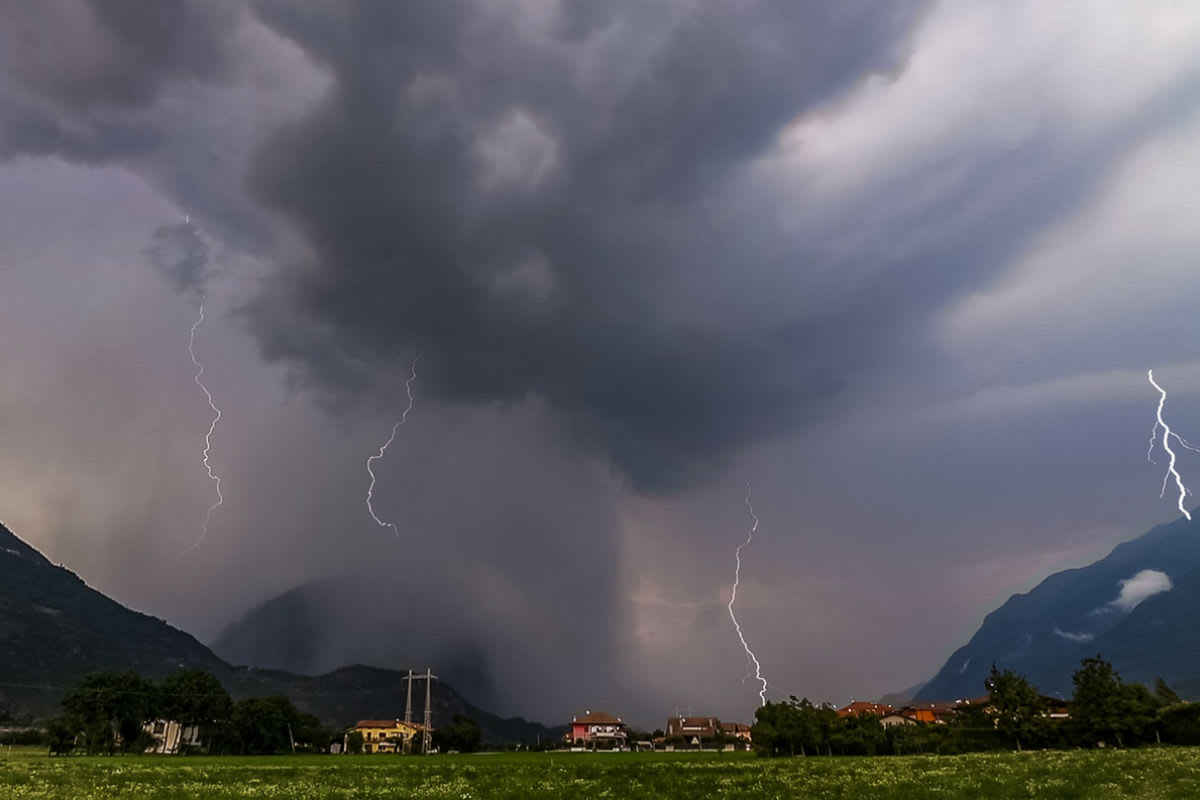 Warnung - Heftige Gewitter und lokaler Starkregen am Freitag