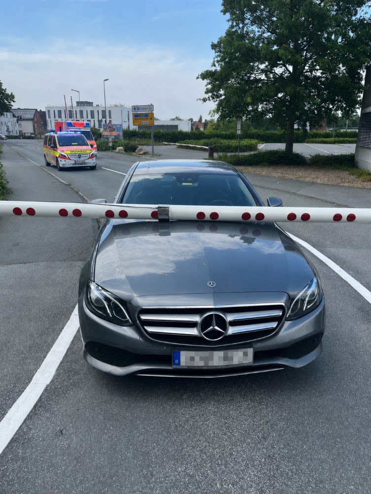 Lippstadt – Fahrzeug gerät unter Bahnschranke