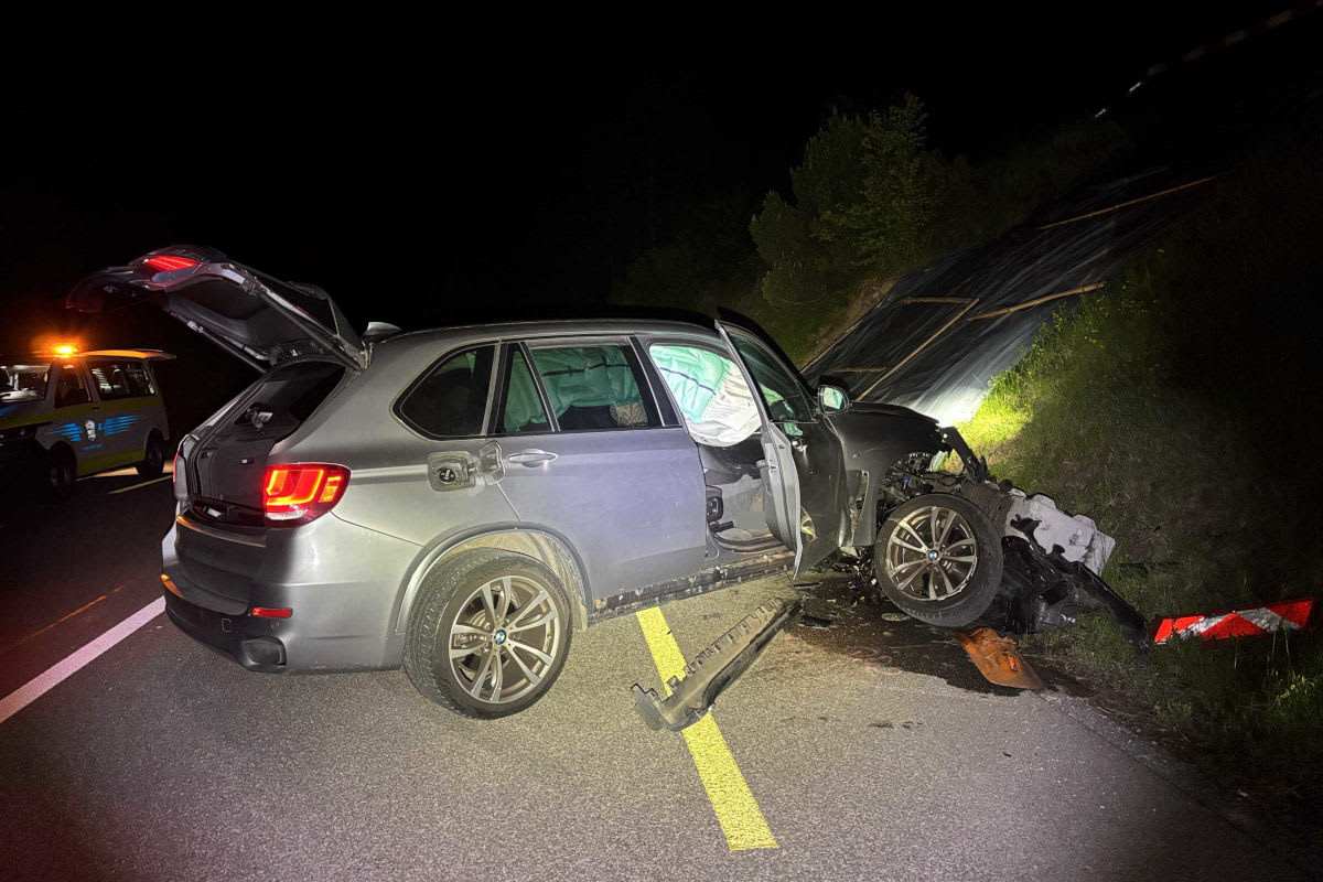 Schupfart AG – BMW prallt gegen Betonbarriere