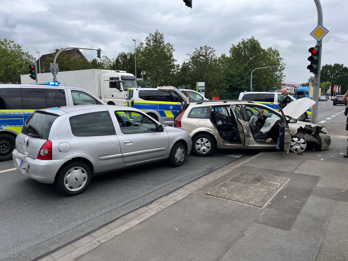 Hilden – Flucht vor Polizeikontrolle endet mit Unfall
