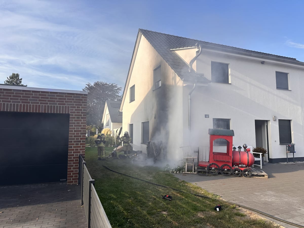 Lehrte – Wärmepumpe brennt direkt neben Wohnhaus
