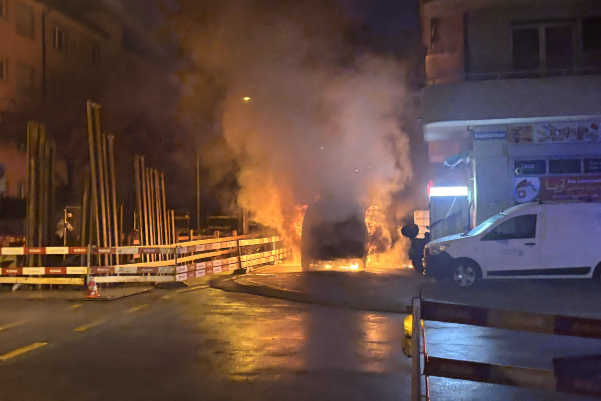Zürich – Auto brennt in Kreis 4 komplett aus