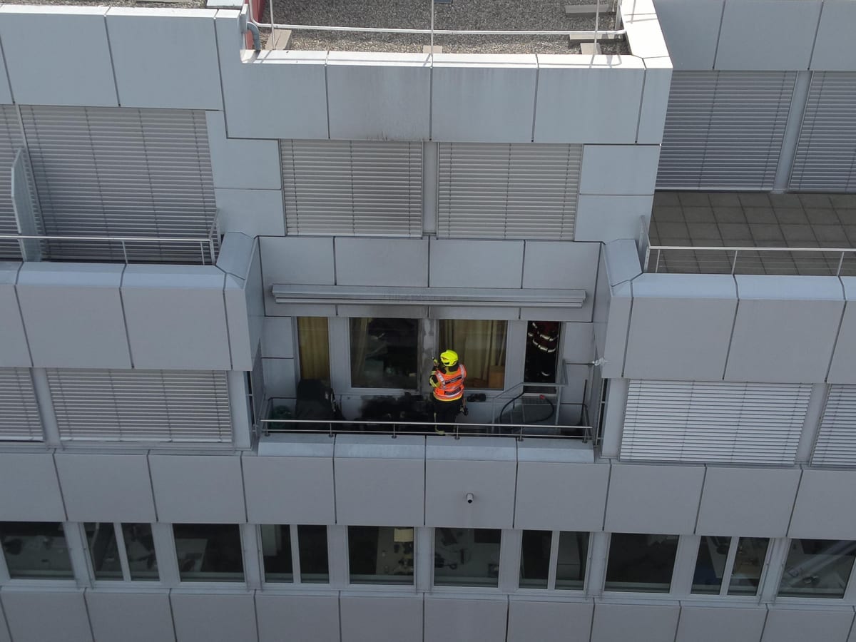 Steinhausen ZG – Arbeiter greifen bei Balkonbrand beherzt ein