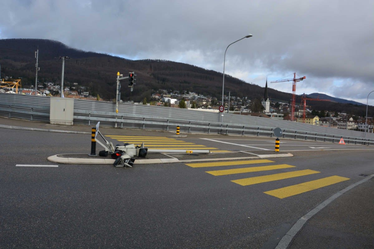 Wangen bei Olten SO - Ampel umgefahren und abgehauen