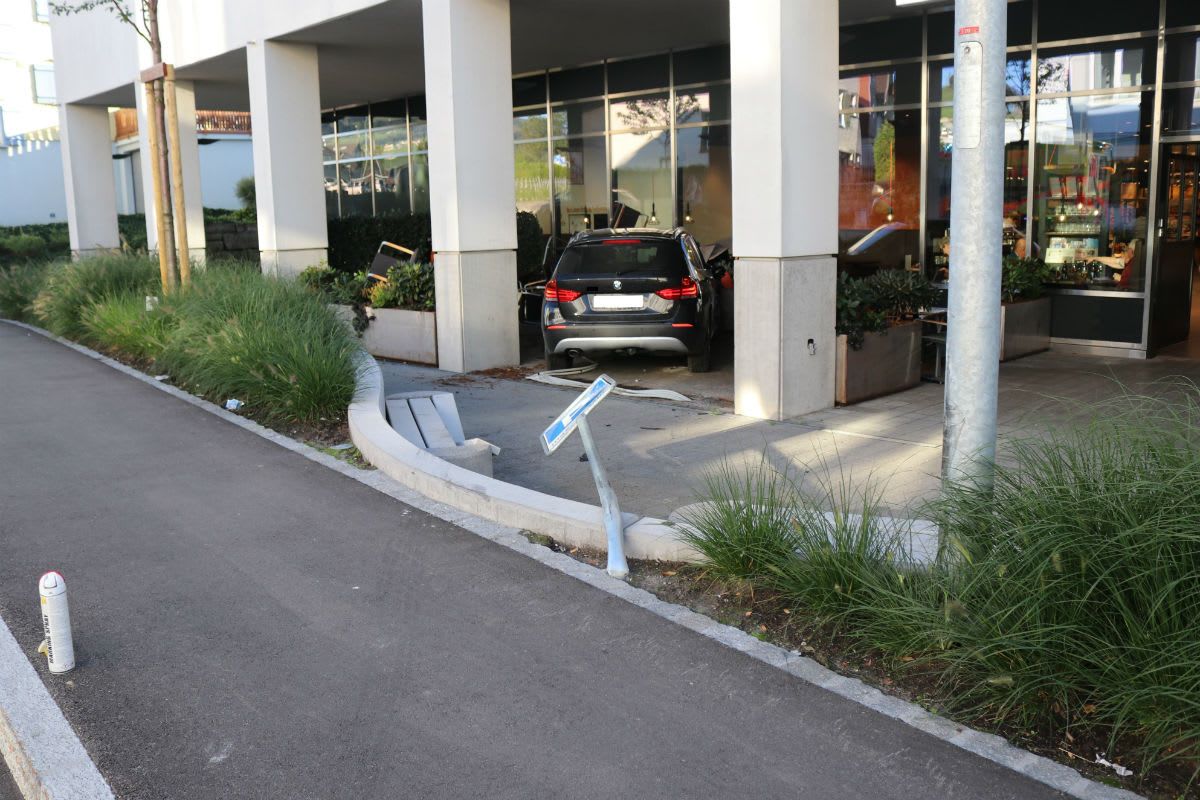 Appenzell AI -  BMW fährt in Gartenterrasse von Restaurant!