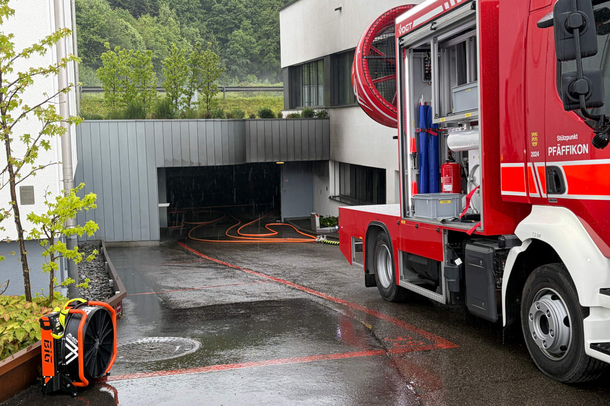 Pfäffikon SZ – Brand eines Auto in Tiefgarage 