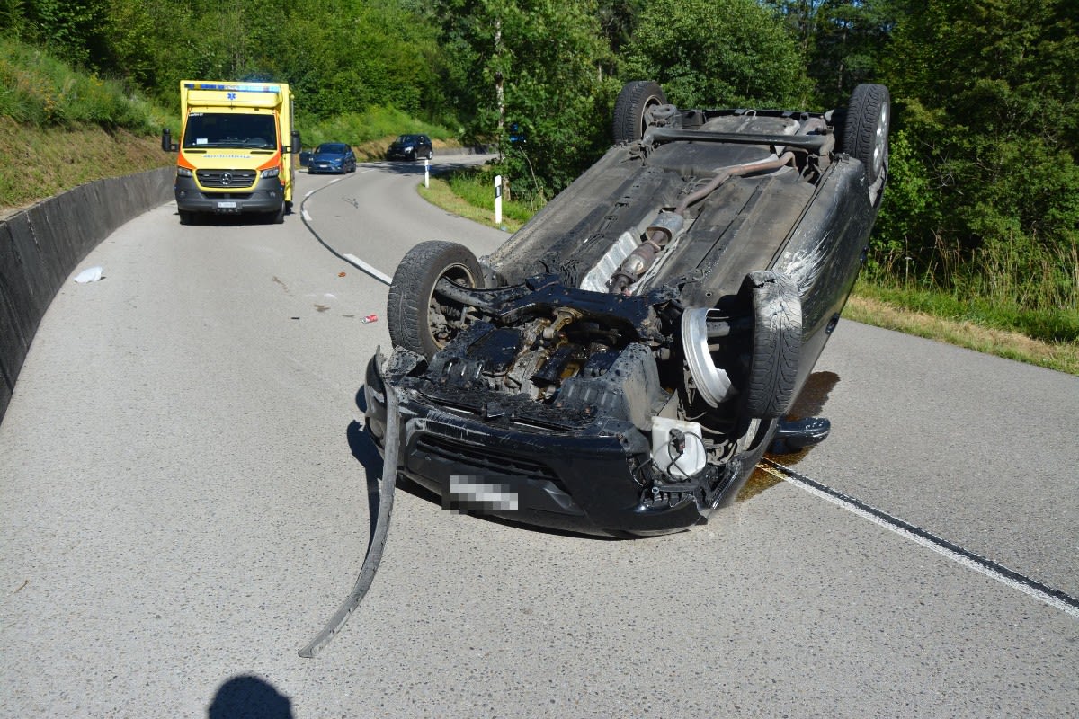 Spektakulärer Unfall in Kleinlützel SO - Überschlag nach Kontrollverlust über Auto!