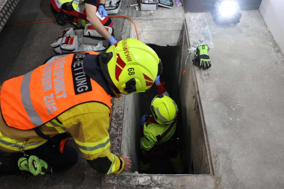 Zug – Mann nach Sturz in Schacht schwer verletzt