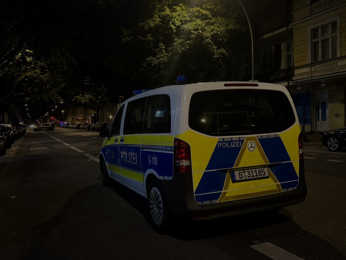 Berlin – Mann durch Schuss aus fahrendem Auto verletzt