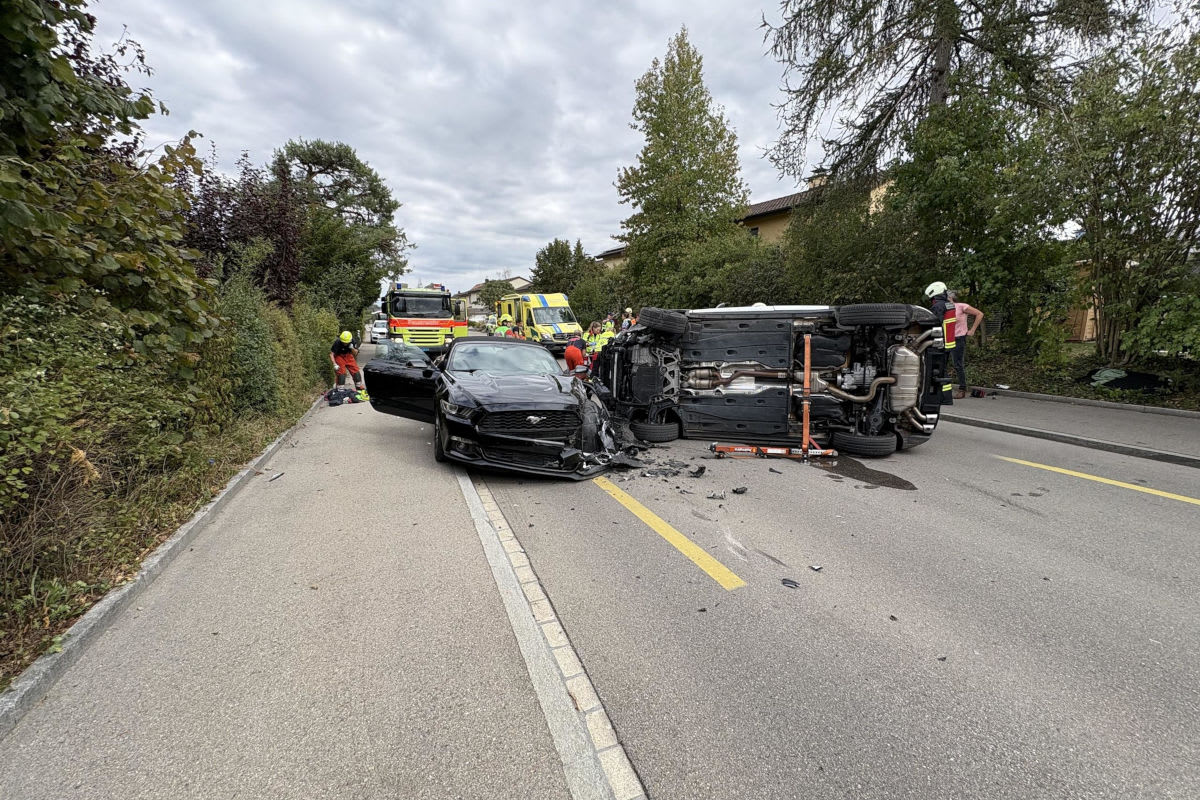 Hettlingen ZH – Auto kippt nach Unfall auf die Seite