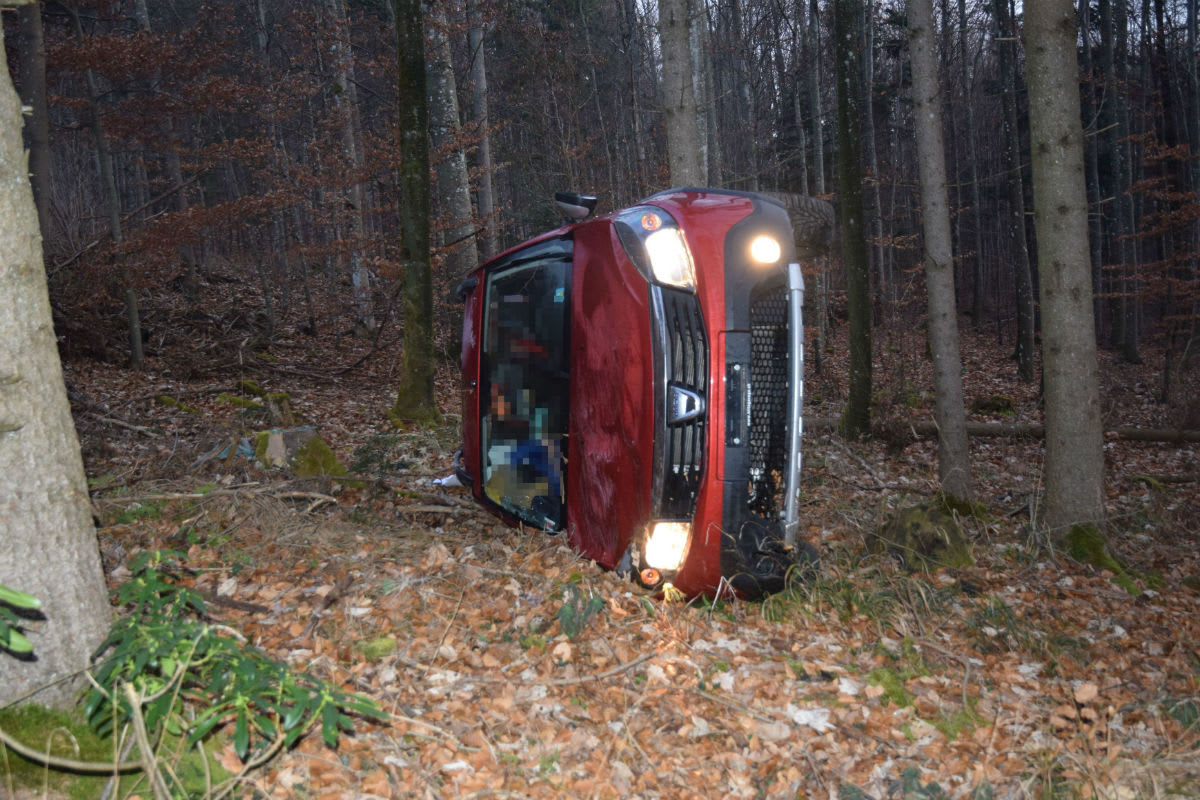 Hägendorf SO - Auto überschlägt sich bei Selbstunfall 