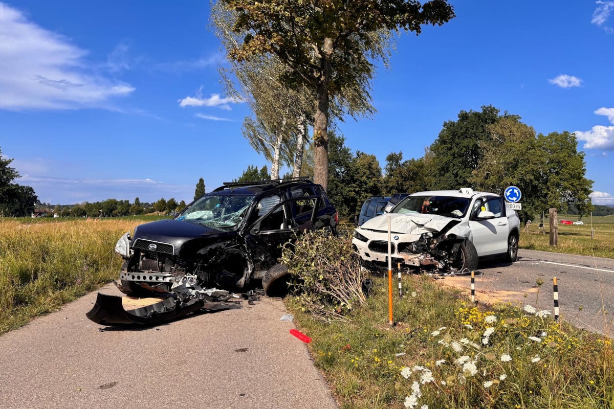 Riedikon ZH – Mehrere Personen nach Frontalkollision verletzt