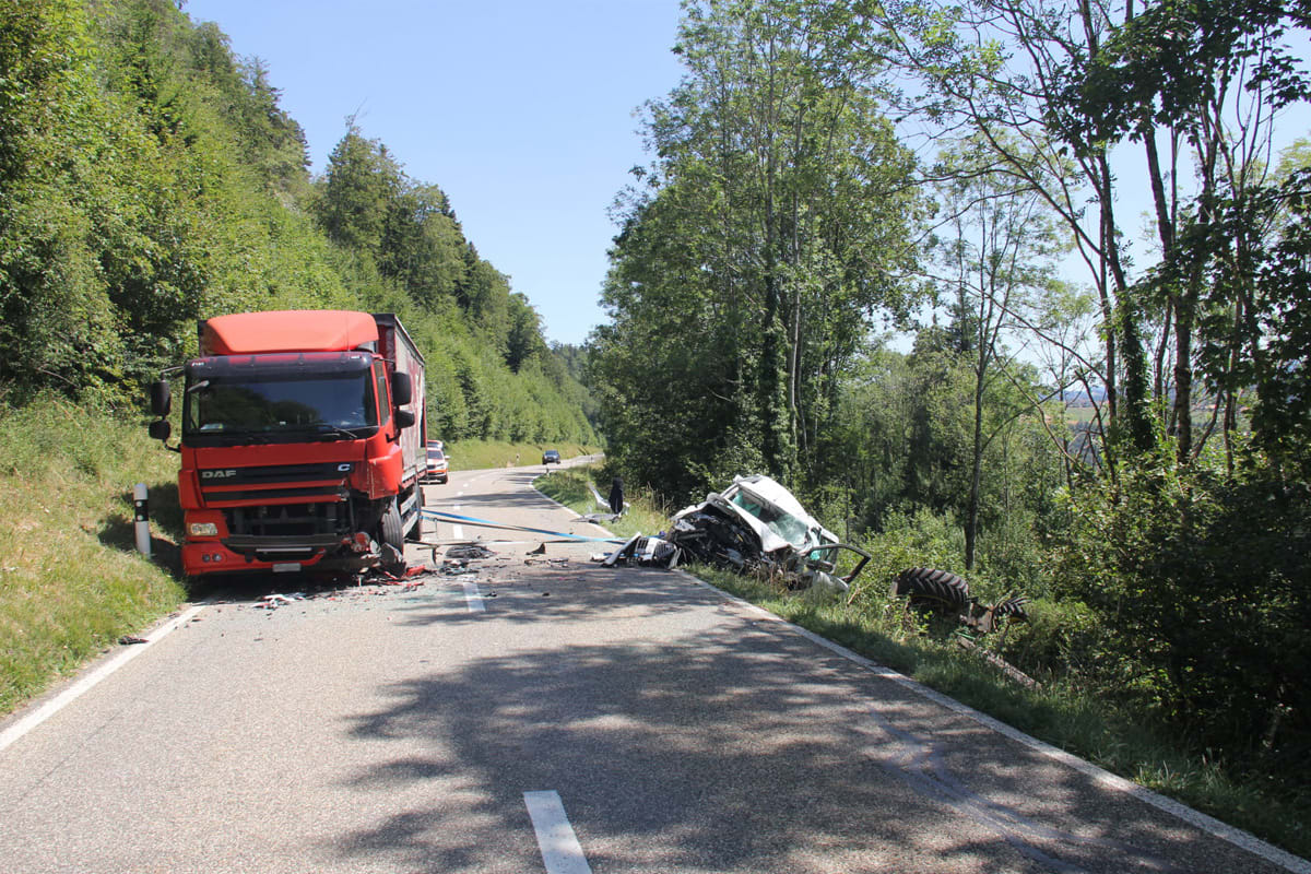 St-Brais JU – Schwerer Unfall von Auto mit Lkw und Traktor