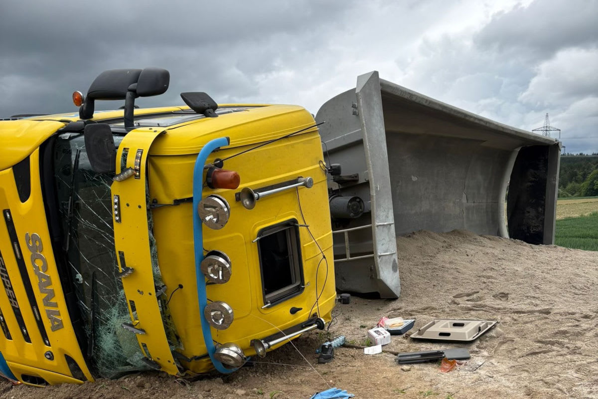 Unfall in Auerbach – Lastwagen kippt um