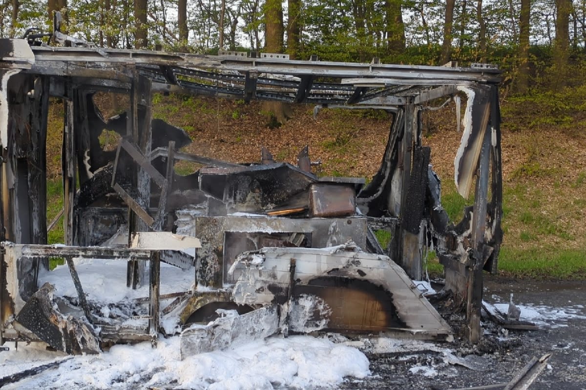 Lkw-Anhänger in Vollbrand auf A28 - Streckensperrung und langer Stau bei Delmenhorst